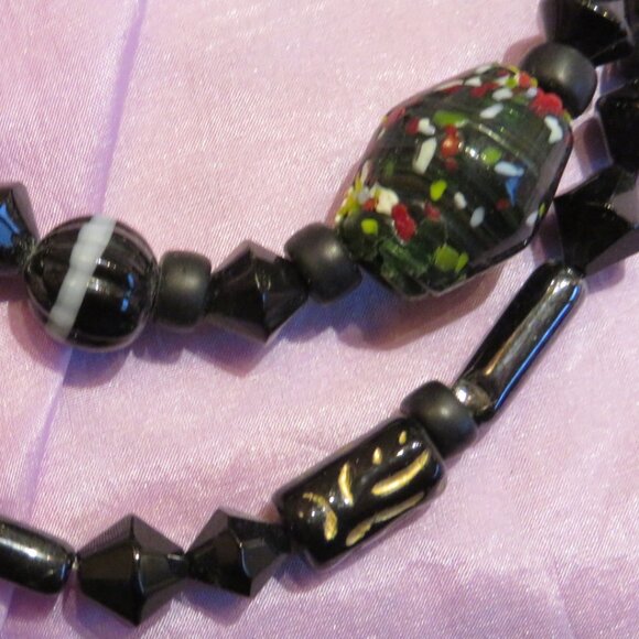 Vintage Vari-colour & Shape Black Glass Beads 3-strand Necklace (K752) - Picture 8 of 9